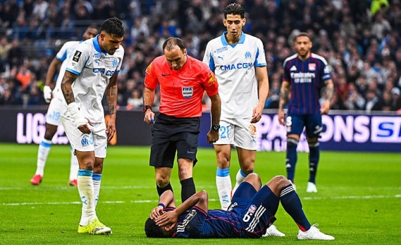 Illustration : "OM - OL : Lyon s’emporte après une décision arbitrale très contestée"
