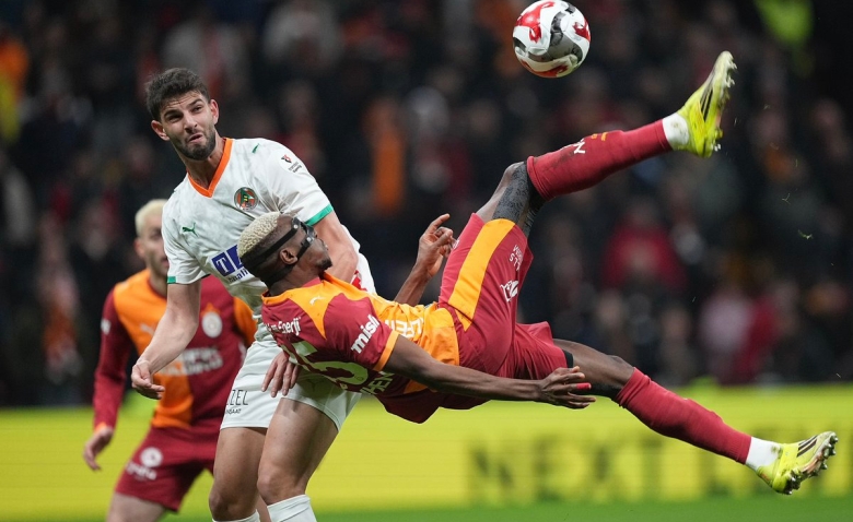 Illustration : "Mercato PSG : Luis Enrique bloque l'arrivée d'un attaquant vedette, le Bayern jubile !"