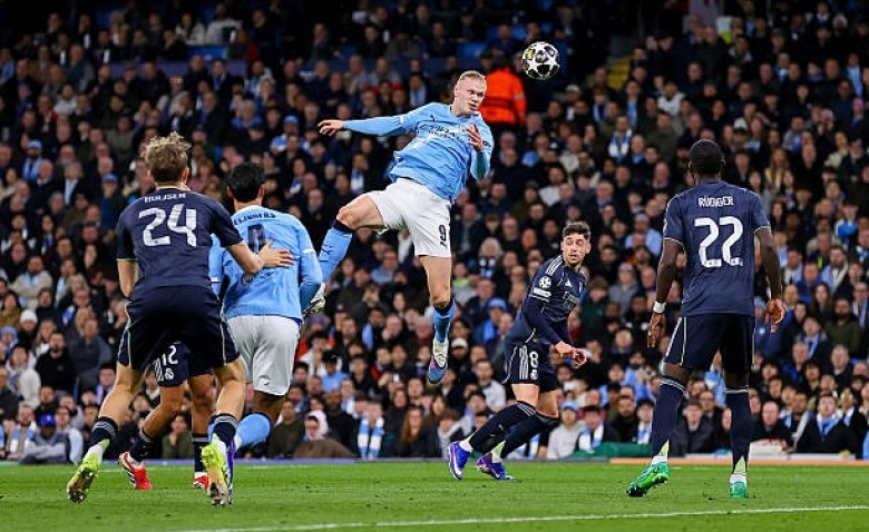 Illustration : "Manchester City - Real Madrid : La vidéo du but d'Haaland à 10 contre 11 ! (1-1) - Ligue des Champions"