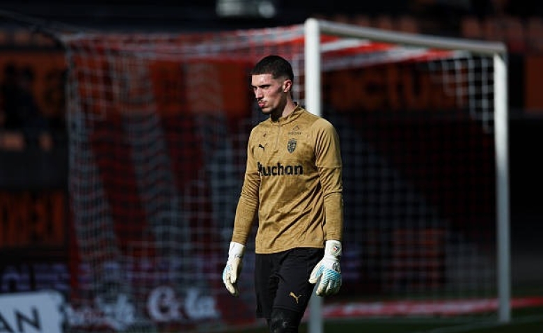 Illustration : "Mercato Lens : Robin Risser vers la Premier League ? Un cador anglais lance l'assaut à 40 M€ !"