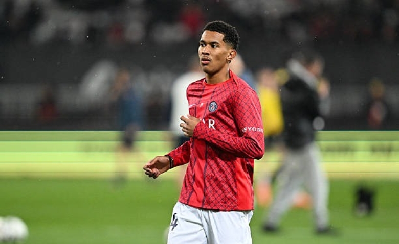 Illustration : "PSG : Inquiétude pour Senny Mayulu, le titi parisien foudroyé en plein vol avant Liverpool"