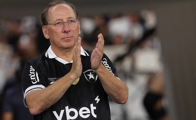 Illustration : "OL : John Textor lance une offensive judiciaire contre Lyon via Botafogo !"