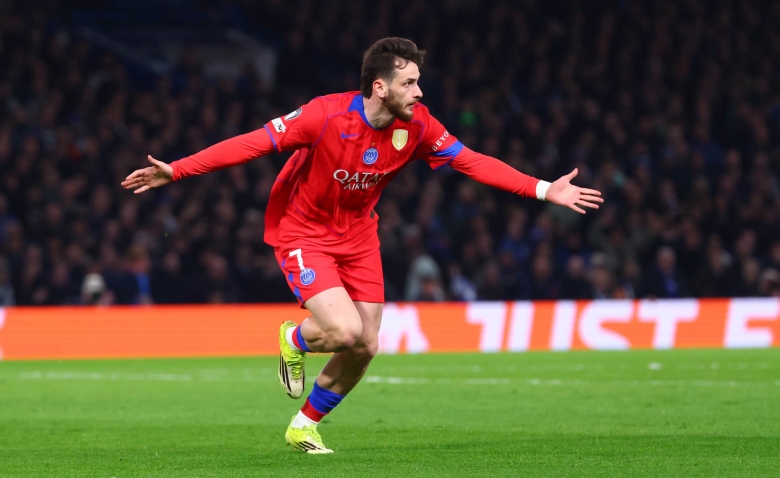 Illustration : "Mercato PSG : Coup de tonnerre pour Kvaratskhelia ! Le clan du Géorgien ouvre la porte à un départ"