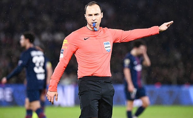 Illustration : "FC Metz - FC Nantes : Jérôme Brisard au sifflet, un mauvais présage pour les Canaris ?"