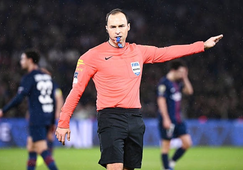 Illustration : FC Metz - FC Nantes : Jérôme Brisard au sifflet, un mauvais présage pour les Canaris ?