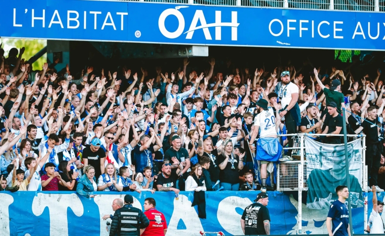Illustration : "AJ Auxerre - FC Nantes : Un engouement spectaculaire annoncé pour une affiche vintage !"