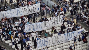 Illustration : OM : Le Vélodrome allume le nouveau logo avec une banderole cinglante