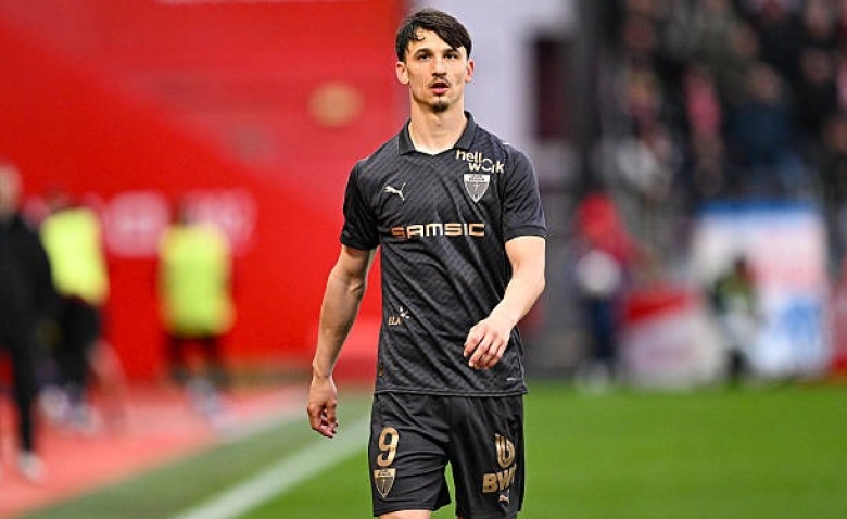 Illustration : "Mercato : Le Stade Rennais ferme la porte à un départ d'Esteban Lepaul !"