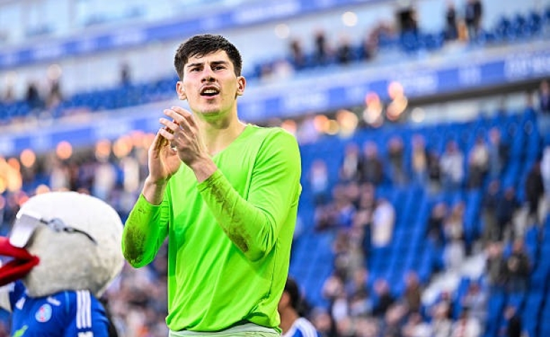 Illustration : "Mercato : Mike Penders quitte Strasbourg pour devenir le n°1 de Chelsea !"