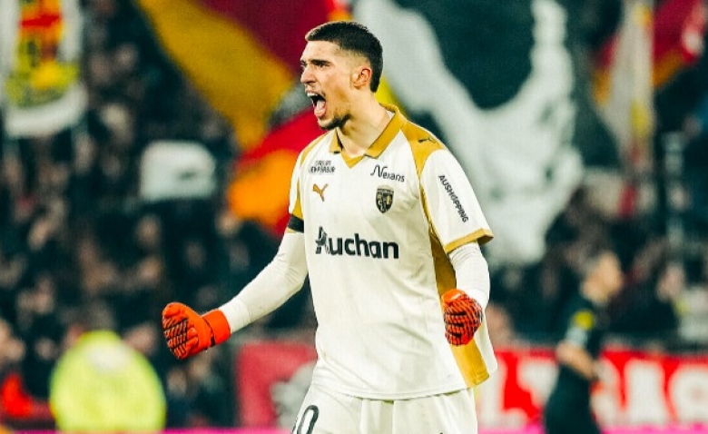 Illustration : "Mercato Lens : Un mastodonte italien prêt à devancer Tottenham et Newcastle pour Risser !"