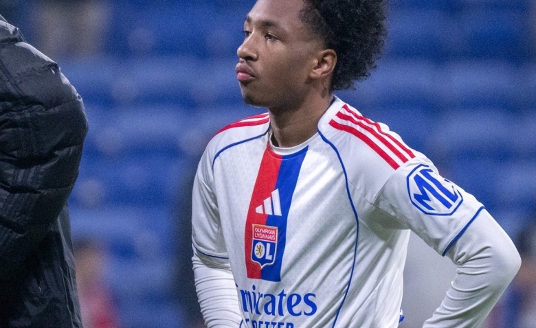 Illustration : "Mercato OL : Une blessure et un départ avorté pour une star lyonnaise ?"