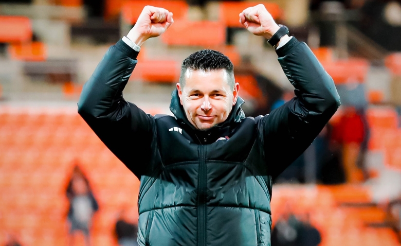 Illustration : "RC Lens : Pierre Sage tape du poing sur la table, des cadres menacés avant Toulouse !"