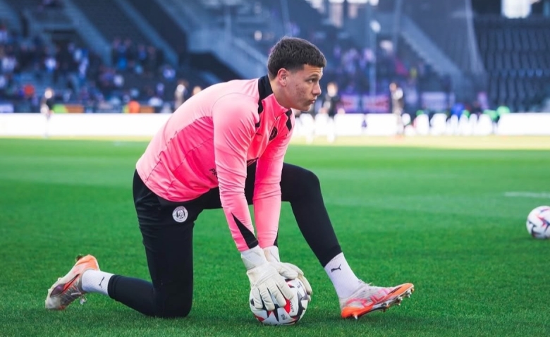 Illustration : "Mercato ASSE : Un solide rempart de Ligue 2 visé pour succéder à Larsonneur !"