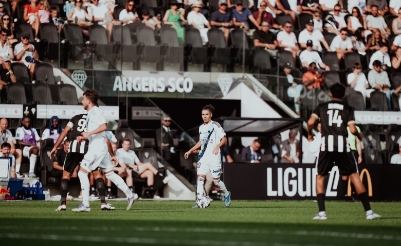 Illustration : "Mercato OL : Bataille engagée avec la Premier League pour une révélation de Ligue 1 !"