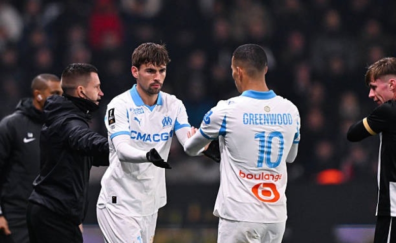 Illustration : "Mercato : Le Paris FC Prépare un gros coup pour relancer un banni de l'OM !"