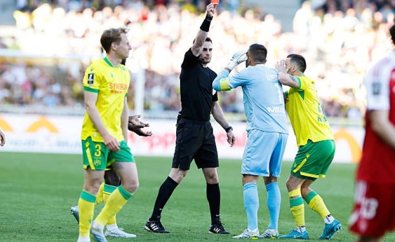 Illustration : "FC Nantes : Incroyable rebondissement pour Tabibou, l'arbitre avoue son erreur après le chaos"