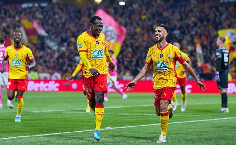 Illustration : "Mercato Lens : Un roc défensif du RCL en instance de départ vers l'Arabie Saoudite ?"