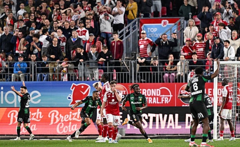 Illustration : "Stade Brestois - RC Lens : Le résumé et les buts en vidéo (3-3) - Ligue 1 J30"