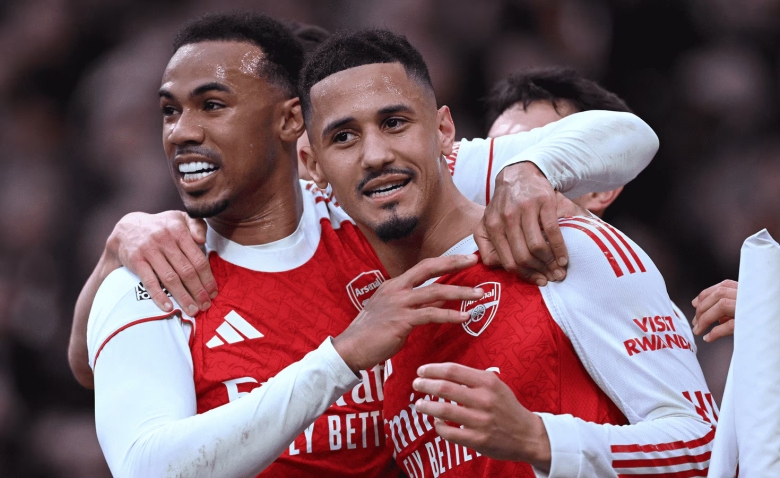 Illustration : "Mercato PSG : Une offre XXL à 100 M€ pour William Saliba, le duo rêvé avec Pacho en préparation !"