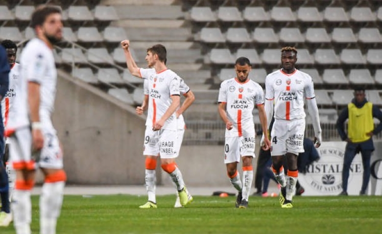 Illustration : "Mercato : Le FC Lorient veut chiper un talent défensif du Paris Saint-Germain !"