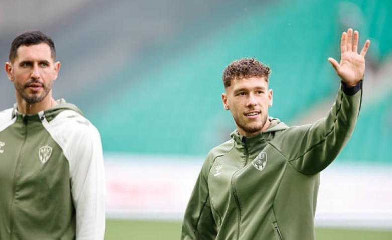 Illustration : "Mercato ASSE : Stassin et Davitashvili sur le départ ? Le plan d'urgence des Verts révélé !"