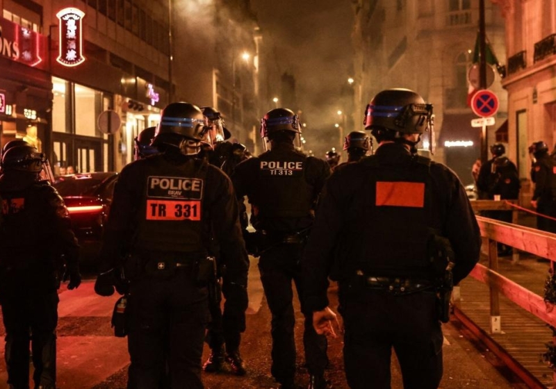 Illustration : PSG : Mortiers, pillages et gaz lacrymogène... La qualification parisienne tourne au fiasco dans la capitale