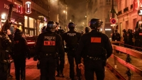 Illustration : "PSG : Mortiers, pillages et gaz lacrymogène... La qualification parisienne tourne au fiasco dans la capitale"