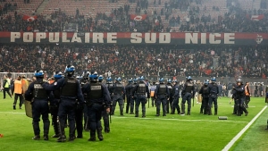 Illustration : OGC Nice : Scènes de chaos à l'Allianz Riviera, les supporters envahissent la pelouse après le fiasco
