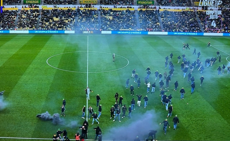 Illustration : "FC Nantes : la direction tape du poing sur la table après les incidents de la Beaujoire"