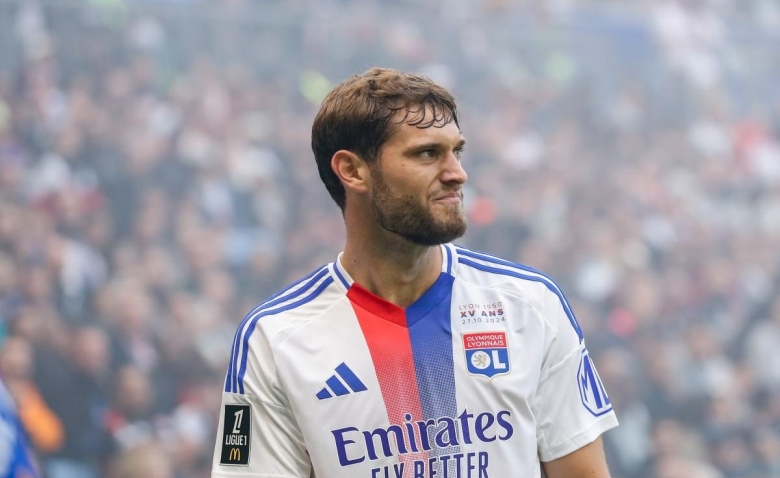 Illustration : "Mercato OL : Une vente stratégique pour préparer les barrages de Ligue des Champions"