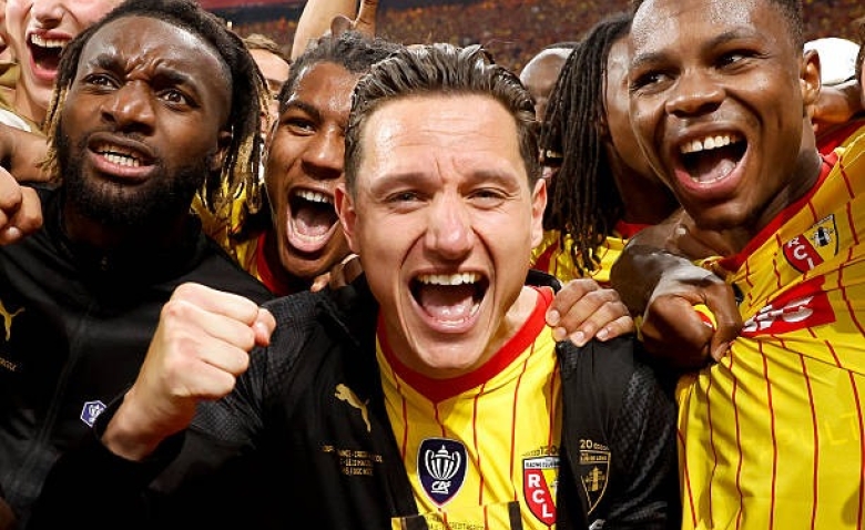 Illustration : "RC Lens : un cadre des Sang et Or affole la Premier League"