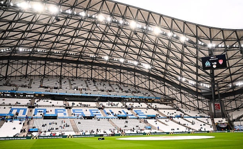 Illustration : "Mercato OM : Un taulier refuse une offre en or de Premier League pour rester à Marseille !"