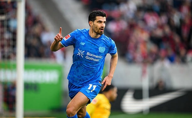 Illustration : "Mercato OM : Un ancien attaquant de l'OL appelle Marseille pour signer !"