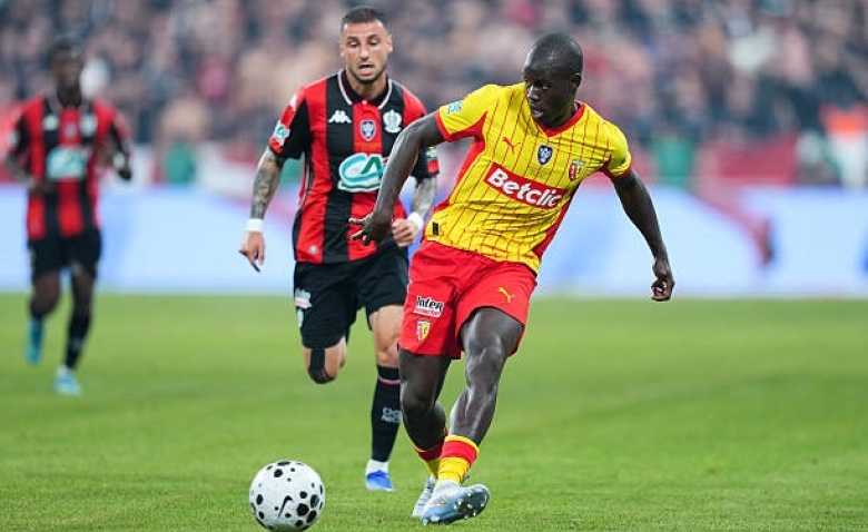 Illustration : "Mercato Lens : Un cador espagnol fonce sur Malang Sarr, l'OM tente le coup en douce !"
