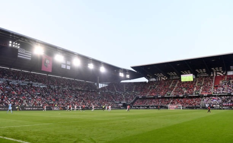 Illustration : "Mercato : Le Stade Rennais se mêle à une incroyable bataille à 10 clubs pour Mbekezeli Mbokazi !"