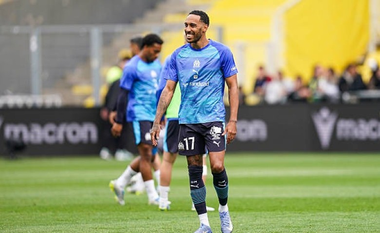 Illustration : "Mercato OM : Pierre-Emerick Aubameyang quitte subitement Marseille pour une destination surprise !"