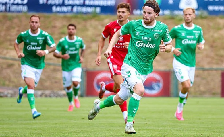 Illustration : "Mercato ASSE : Un départ surprise acté en attaque après le match en Suisse"