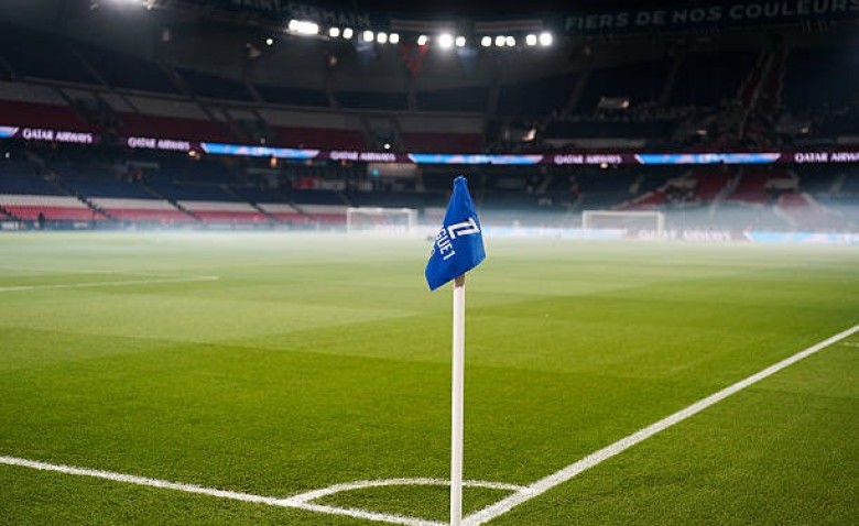 Illustration : "Mercato PSG : Après Lucas Digne, un nouveau renfort défensif négocié au rabais ?"