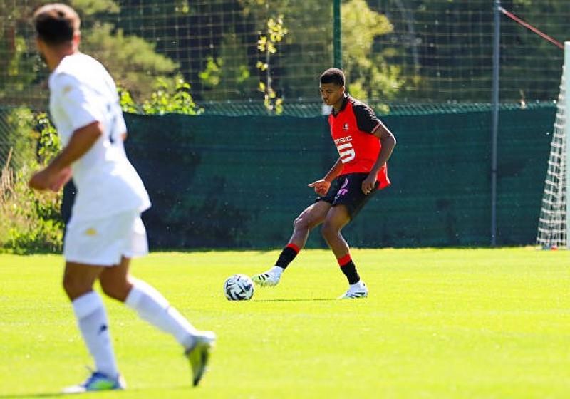 Illustration : Mercato Rennes : Fulham et Liverpool à l'affût, le SRFC résiste pour Aït Boudlal