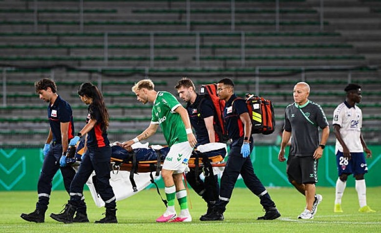 Illustration : "ASSE - Clermont : Évacué par le SAMU après un KO effrayant, les nouvelles tombent pour João Ferreira !"