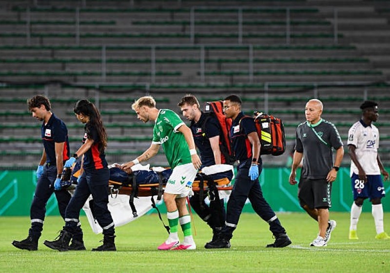 Illustration : ASSE - Clermont : Évacué par le SAMU après un KO effrayant, les nouvelles tombent pour João Ferreira !