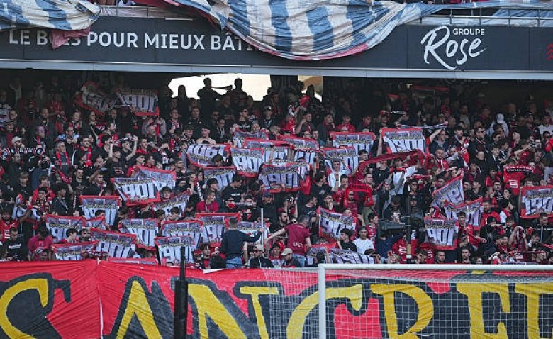 Illustration : "Mercato Rennes : Le SRFC réserve un ultime coup de théâtre aux supporters avant la clôture !"