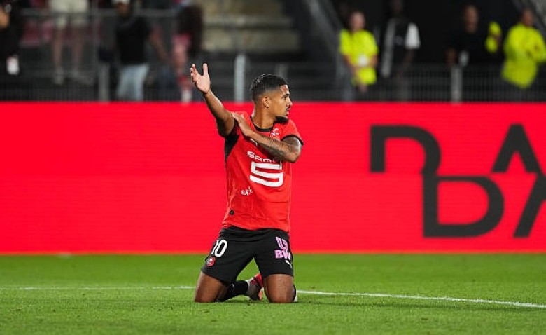 Illustration : "Mercato Rennes : Un prétendant surprise débarque pour débaucher Ludovic Blas !"