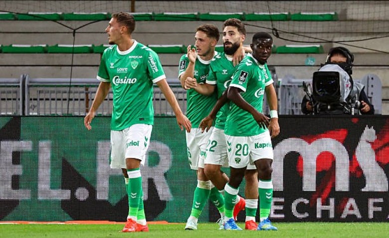 Illustration : "Mercato ASSE : Une recrue de l'été 2025 quitte déjà le navire !"