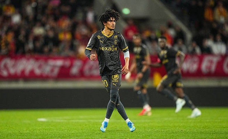 Illustration : "FC Nantes : Écarté du groupe, Yassine Benhattab trouve enfin sa porte de sortie !"