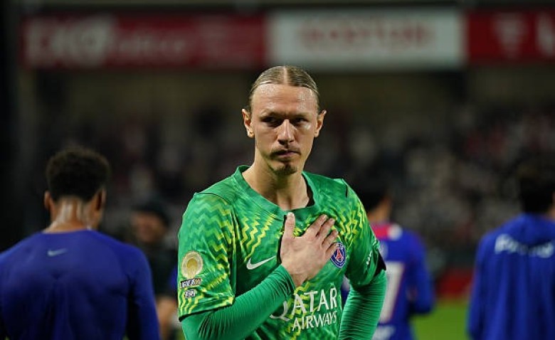 Illustration : "PSG : « Qui ? », la réponse complètement hallucinante de Matvey Safonov aux critiques"