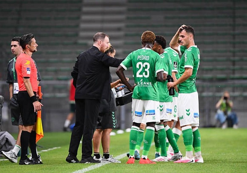 Illustration : ASSE : Le grand coup de balai de Ian Cathro prépare ses premières victimes avant Metz !