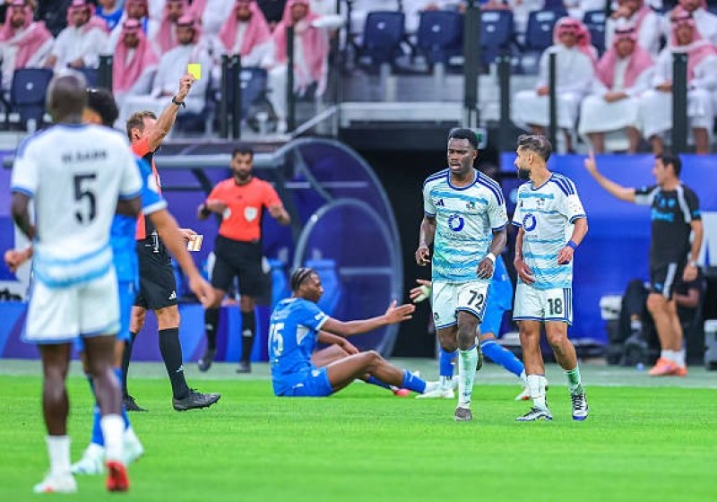 Illustration : Ligue 1 : L'OM, l'OL et Nice s'intéressent au milieu malien Amadou Koné