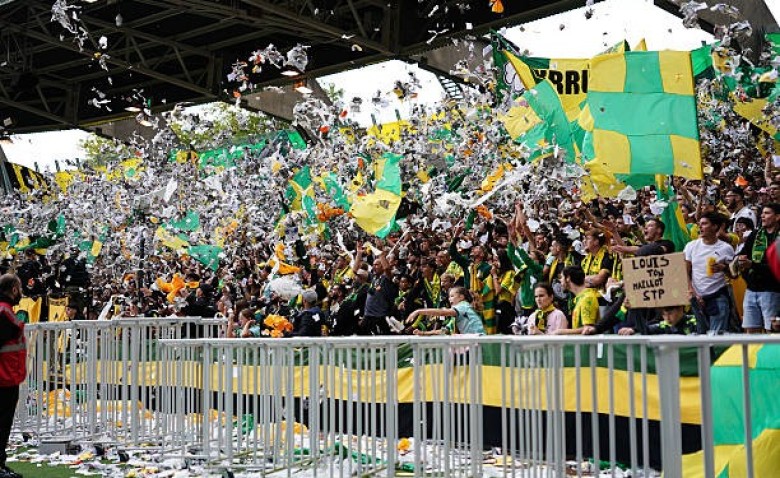 Illustration : "FC Nantes : Sanction purgée, la Brigade Loire fait son grand retour à la Beaujoire !"