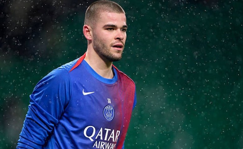 Illustration : "Mercato PSG : Tottenham et l'AS Monaco à l'affût pour relancer Lucas Chevalier"